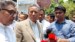Court clears Amir Khosru, 4 others in road safety protest case