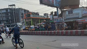 বরিশালে টার্মিনালে গাড়ি না ঢুকলেও দিতে হচ্ছে ‘পার্কিং ফি’