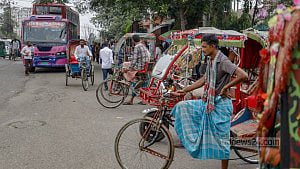 সড়কের মোড়ে মোড়ে ব্যাটারি রিকশার জটলা