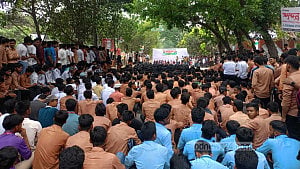 বগুড়ায় রাস্তা অবরোধ করে পলিটেকনিকের শিক্ষার্থীদের বিক্ষোভ