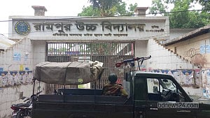 চাঁদপুরে ‘গণিত পরীক্ষা খারাপ হওয়ায়’ পরীক্ষার্থীদের কেন্দ্র ভাঙচুর