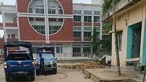 দর্শনার চেকপোস্টের কক্ষ থেকে পুলিশের ঝুলন্ত লাশ উদ্ধার