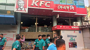 গাজায় গণহত্যা: চট্টগ্রামে কেএফসি, কোকাকোলার সাইনবোর্ড ভাঙচুর
