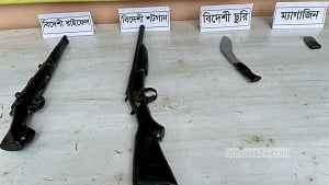কুমিল্লায় যৌথবাহিনীর অভিযানে বিদেশি রাইফেল, শটগান উদ্ধার