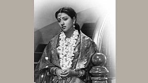 জন্মদিনে দীপ জ্বেলে মহানায়িকাকে স্মরণ, ফুলে ফুলে সেজেছে বাড়ি