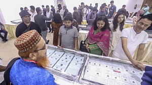 মুদ্রার দুই পিঠে ইতিহাসের পাঠ