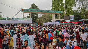 Families flock to Mirpur zoo amid Eid festivities