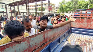 হাসপাতালে আসছিলেন রোগী দেখতে, এখন মর্গে বাবা-ছেলে
