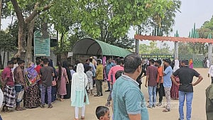 গাজীপুর সাফারি পার্কে খোলা পরিবেশে বাঘ-সিংহ দেখতে ভিড়