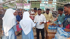 তাপপ্রবাহ: লক্ষ্মীপুরে পরীক্ষার্থীদের পানি-স্যালাইন বিতরণ