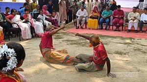 মানিকগঞ্জে বর্ষবরণে লাঠি খেলা দেখতে ভিড়