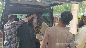 মানিকগঞ্জে আওয়ামী লীগ নেতার বাড়ি ভাঙচুর-আগুন, কুপিয়ে জখম