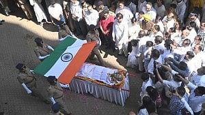 ফুলে ফুলে ঢাকা মনোজের কফিন, শেষ বিদায়ে অমিতাভ, সেলিমরা