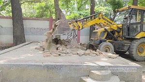 ময়মনসিংহে গুঁড়িয়ে দেওয়া হল সাহিত্য সংসদের মুক্তমঞ্চ, প্রতিবাদের ডাক