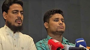 সরকার কোনোভাবেই ‘কাজ’ ছাড়া সময় পেতে পারে না: আখতার