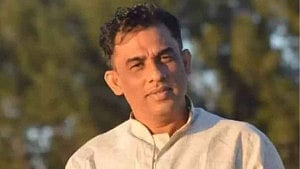 চোলাই মদসহ যুবলীগ নেতাকে পুলিশে দিল জনতা