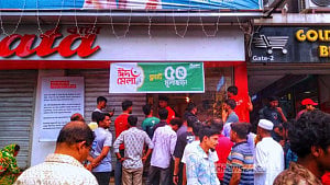4 detained for attacking Bata shop in Pabna