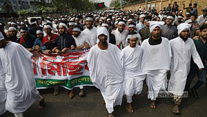 Polytechnic students rally wearing ‘burial shrouds’