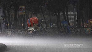 চার বিভাগে ভারি বৃষ্টির পূর্বাভাস, বন্দরে সতর্কতা