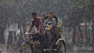 নগরীতে অঝোর ধারায় বৃষ্টি, ভেজার আনন্দও