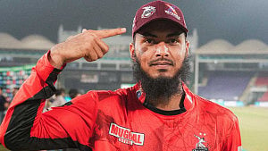 Rishad receives PSL Fazal Mahmood Cap