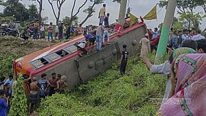 7 dead, 30 injured as bus overturns in Faridpur