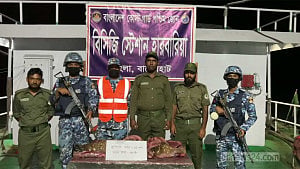সুন্দরবন থেকে জবাই করে আনা হরিণের ২৪ কেজি মাংস ও চামড়া জব্দ