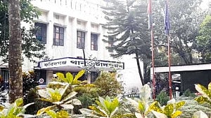 চাঁদপুরে পুলিশের অস্ত্র-গুলি চুরি, চোর ধরতে লাখ টাকা পুরস্কার ঘোষণা