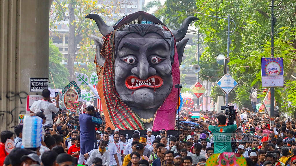 ১৪ এপ্রিল ২০২৫: বিতর্ক আর নানা আলোচনা-সমালোচনাকে সঙ্গী করে বাংলা বর্ষবরণের অন্যতম আয়োজন ‘মঙ্গল শোভযাত্রা’র নাম পরিবর্তন করে ‘বর্ষবরণ আনন্দ শোভাযাত্রা’ করে ঢাকা বিশ্ববিদ্যালয়। শোভাযাত্রাটি শাহবাগ মোড় ঘুরে টিএসসি, শহীদ মিনার, শারীরিক শিক্ষা কেন্দ্র, দোয়েল চত্বর, বাংলা একাডেমির সামনে দিয়ে আবার চারুকলায় ফেরে। এবার শোভাযাত্রার প্রতিপাদ্য ছিল ‘নববর্ষের ঐক্যতান, ফ্যাসিবাদের অবসান’। ছবি: আব্দুল্লাহ আল মমীন