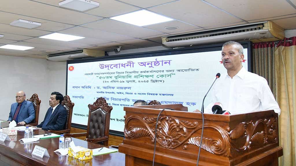 আইন উপদেষ্টা আসিফ নজরুল।