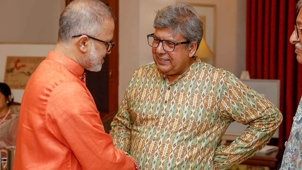 bdnews24.com Editor-in-Chief Toufique Imrose Khalidi exchanges greetings with artist Rashid Amin.