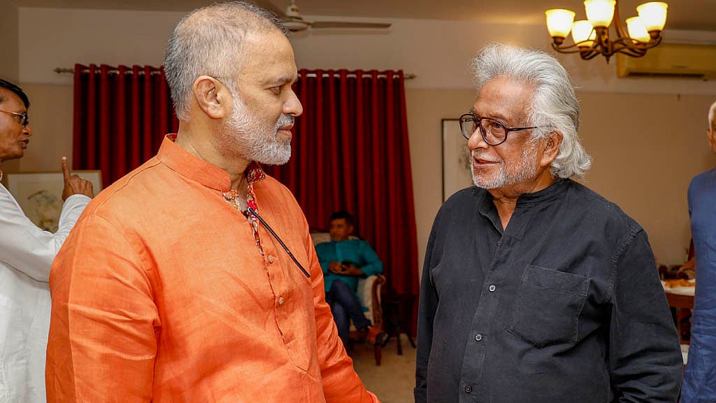 Internationally renowned artist Monirul Islam with bdnews24.com editor-in-chief Toufique Imrose Khalidi at the Bengali New Year event hosted by bdnews24.com on Monday, Apr 14, 2025.