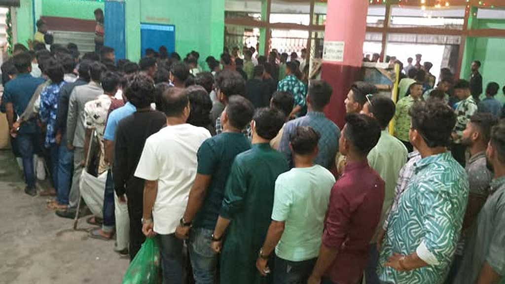 'বরবাদ' সিনেমার টিকেটের জন্য দর্শকের লাইন। ছবি: তামান্না ডিজিটাল সিনেমা সৈয়দপুরের ফেইসবুক থেকে নেওয়া।