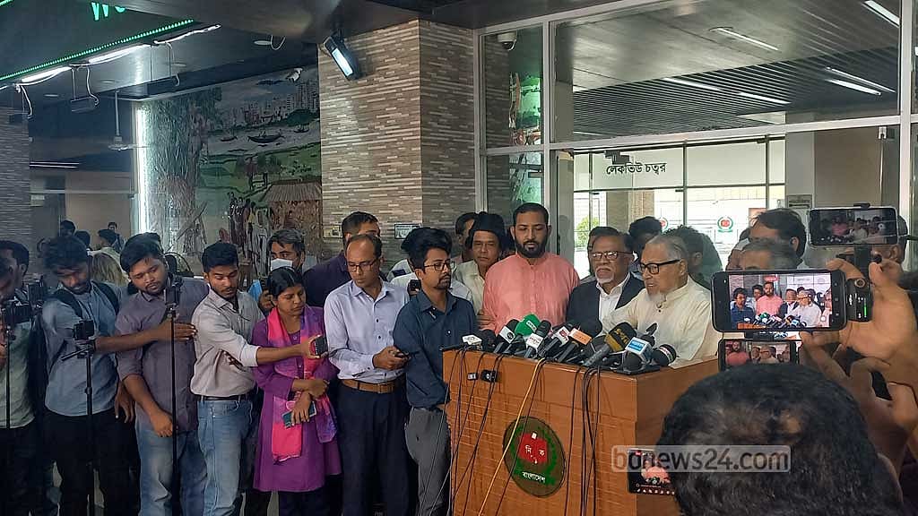প্রবাসীদের সম্ভাব্য ভোট পদ্ধতি নিয়ে ইসির সেমিনার শেষে সংবাদমাধ্যমে কথা বলেন বিএনপি নেতা নজরুল ইসলাম খান। 