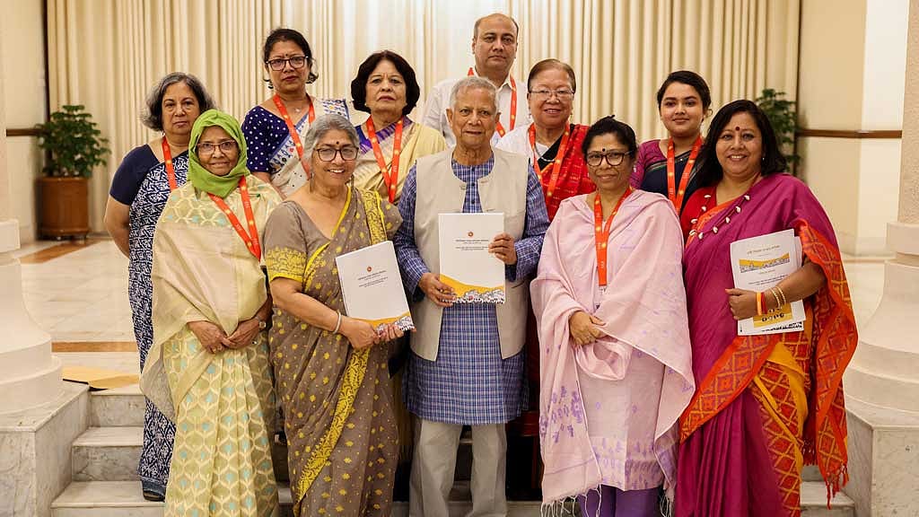রাষ্ট্রীয় অতিথি ভবন যমুনায় প্রধান উপদেষ্টা মুহাম্মদ ইউনূসের হাতে প্রতিবেদন তুলে দেন নারী বিষয়ক সংস্কার কমিশনের সদস্যরা। ছবি: পিআইডি