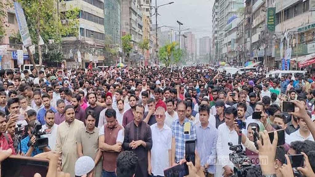 ছাত্রদল কর্মী পারভেজ হত্যার প্রতিবাদে রোববার নয়া পল্টন থেকে মিছিল বের করেন সংগঠনের নেতাকর্মীরা।  