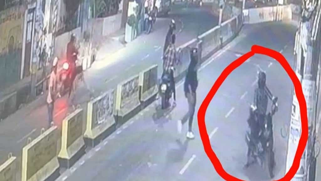 পুলিশের দাবি, সিসি ক্যামেরার ফুটেজে চেক শার্ট পরা মোটরসাইকেল আরোহীকে দেখা গেছে, তিনিই সজীব, যাকে রোববার গ্রেপ্তার করা হয়।