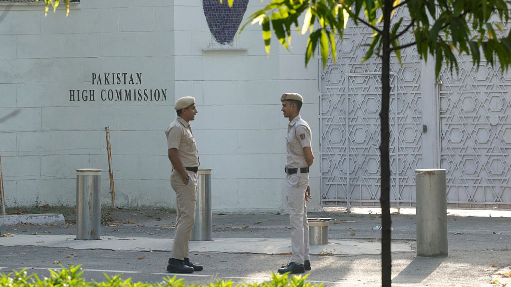 নয়া দিল্লিতে পাকিস্তান হাইকমিশনের সামনে দুই পুলিশ সদস্য। ছবি: রয়টার্স