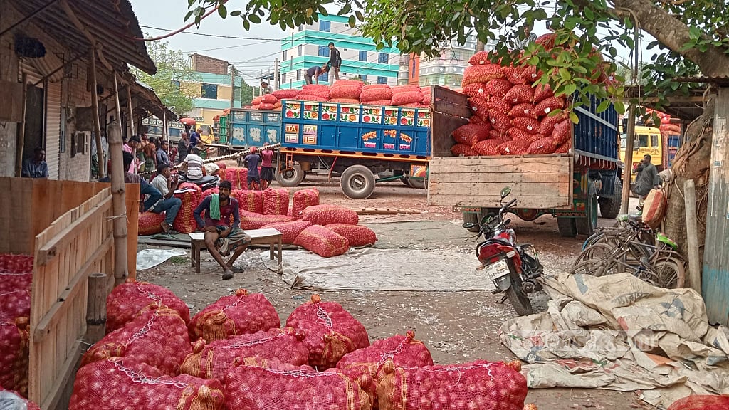 ঝিনাইদহ থেকে ট্রাকে তোলা হচ্ছে পেঁয়াজ। 