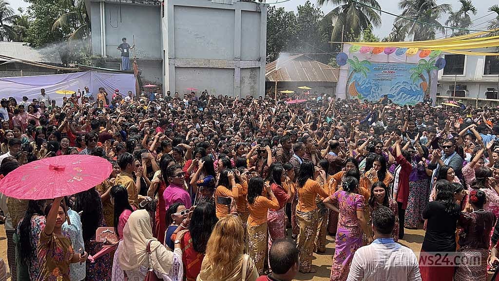 সকাল ১০টায় মারমা উন্নয়ন সংসদের উদ্যোগে সাংগ্রাইং শোভাযাত্রা শুরু হয়। 