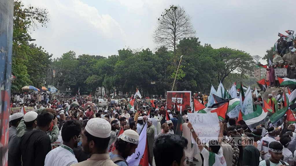 মার্চ ফর গাজা কর্মসূচিতে যোগ দিতে আসা মানুষের সোহরাওয়ার্দী উদ্যানের আশেপাশেও এলাকায়