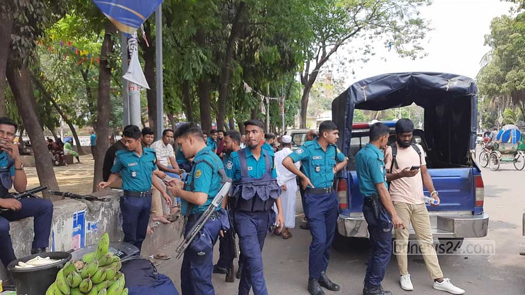 ‘মার্চ ফর গাজা’ কর্মসূচি ঘিরে রাজধানীর যাতে কোনো অপ্রতীতিকর ঘটনা না ঘটে সে জন্য সতর্ক রয়েছে পুলিশ।