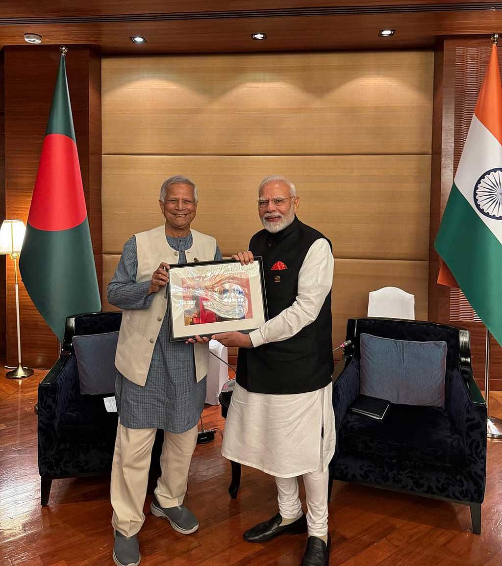 শুক্রবার দুপুরে ব্যাংককের সাংরিলা হোটেলে দ্বিপক্ষীয় বৈঠক শেষে প্রধানমন্ত্রী নরেন্দ্র মোদীকে একটি আলোকচিত্র উপহার দেন প্রধান উপদেষ্টা মুহাম্মদ ইউনূস। ছবি: প্রধান উপদেষ্টার দপ্তর