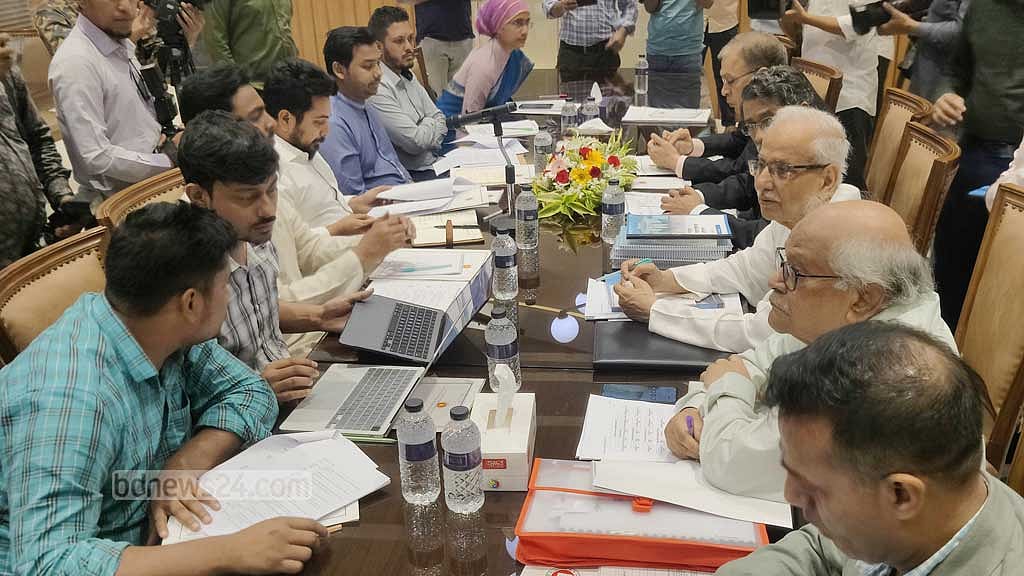 জাতীয় সংসদের এলডি হলে শনিবার জাতীয় ঐকমত্য কমিশনের সঙ্গে সংলাপে বসেন এনসিপি নেতারা।