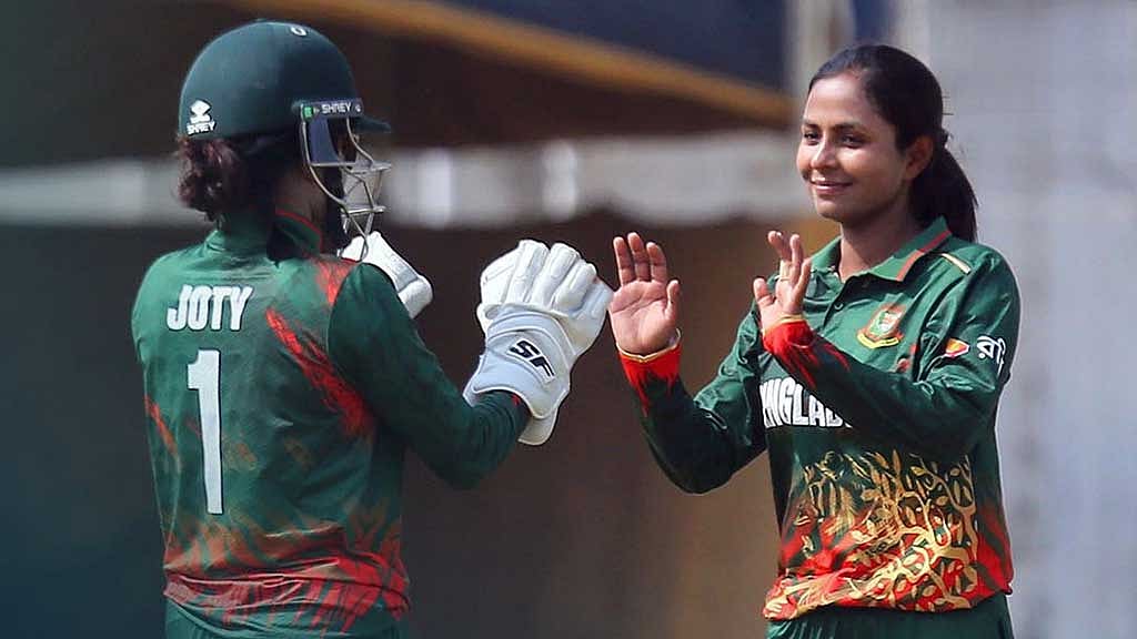 ক্যারিয়ার সেরা বোলিং করলেন সুমনা (ডানে)। ছবিঃ আইসিসি/বিসিবি