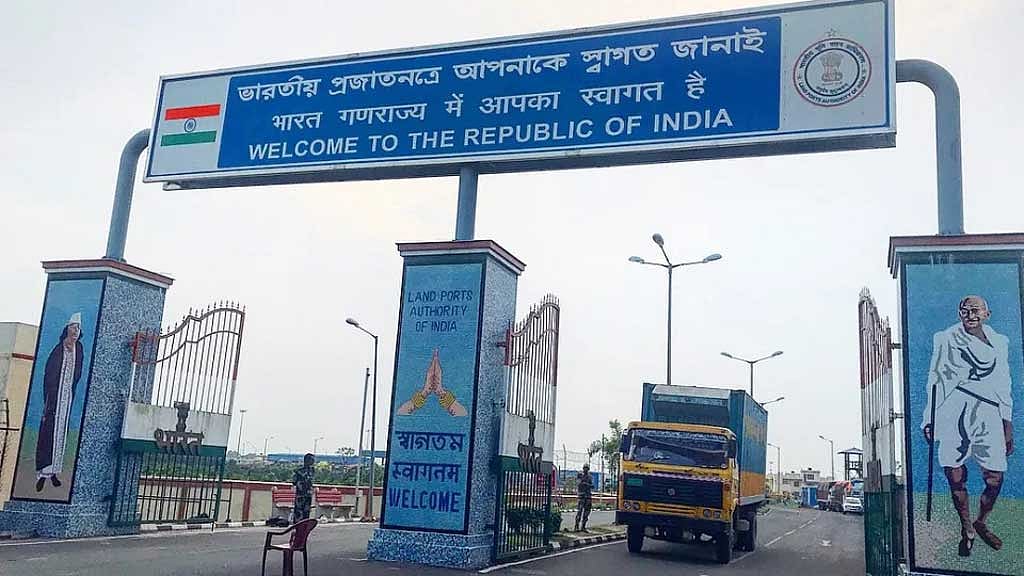বেনাপোলের ওপারে ভারতের পেট্রাপোল বন্দর।