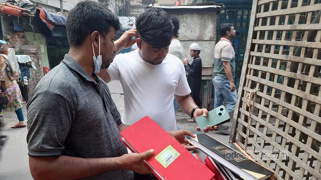 পহেলা বৈশাখ সামনে রেখে পুরান ঢাকায় অস্থায়ী দোকানেও পাওয়া যায় লাল কাপড়ের মলাটে বাঁধা খাতা।