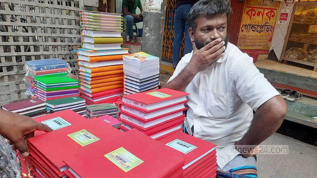 নববর্ষ উপলক্ষ্যে শাঁখারি বাজারে সড়কে অস্থায়ী দোকান।