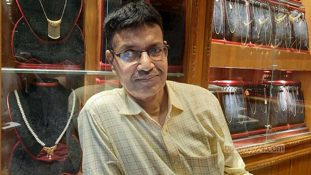 তাঁতিবাজার মূলত সোনার দোকানগুলোয় হালখাতার রেশ থাকে বেশি।