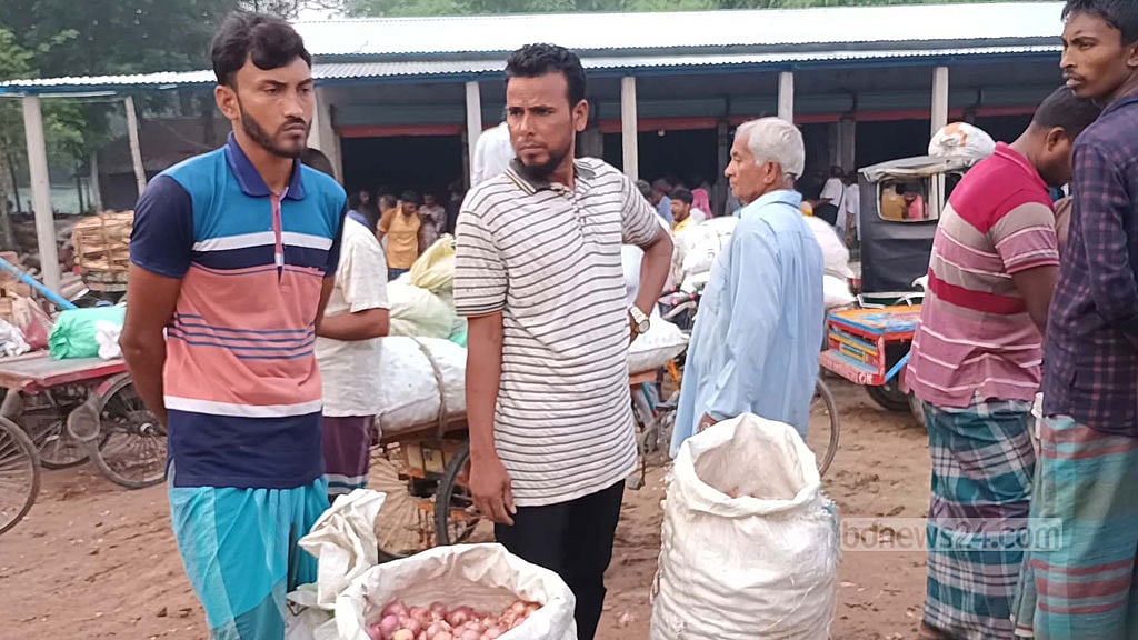 রাজবাড়ীর চাষিরা বলছেন, পেঁয়াজে মুনাফা খুব বেশি না হলেও লোকসানও হচ্ছে না। 